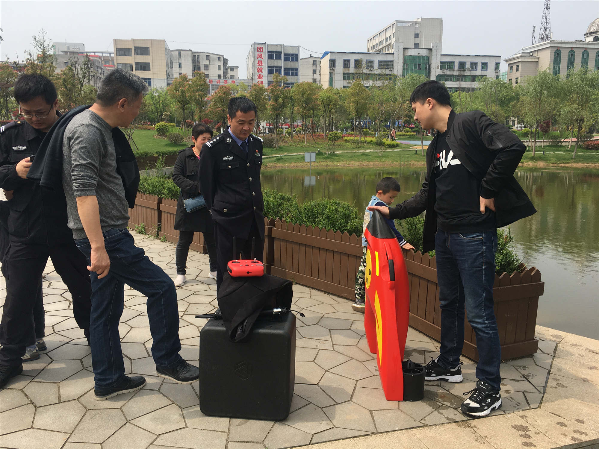 湖北團風縣公安局丨R1水上救援機器人參與裝備演示展現救援能力